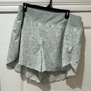 Athleta Run With It 4.5" Short, Sz 3X, Grey & white, smoke-free home, EUC